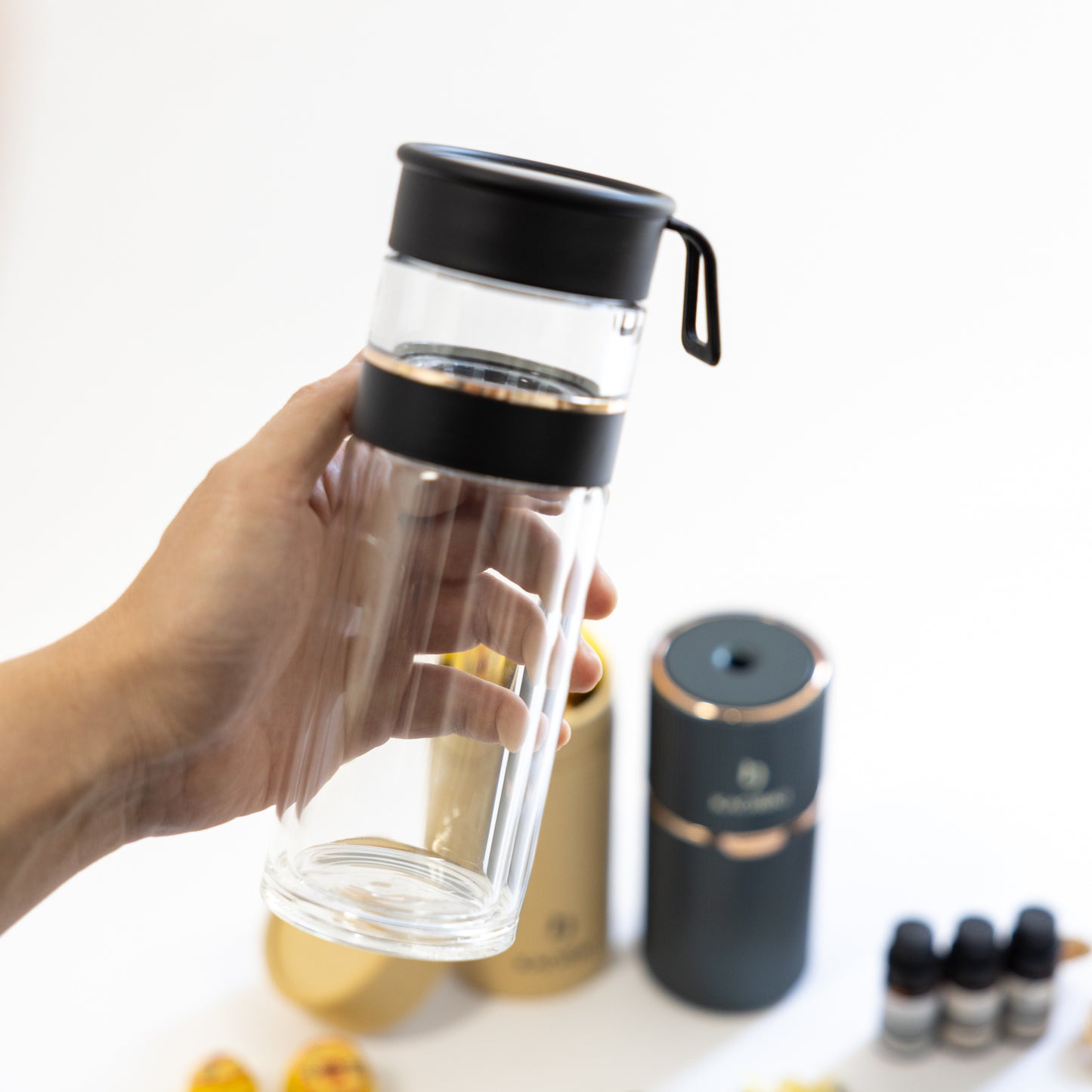 On the go gift box - wireless aroma diffuser 80 ml - Theine - glass drinking bottle 400 ml - 3 essential oils