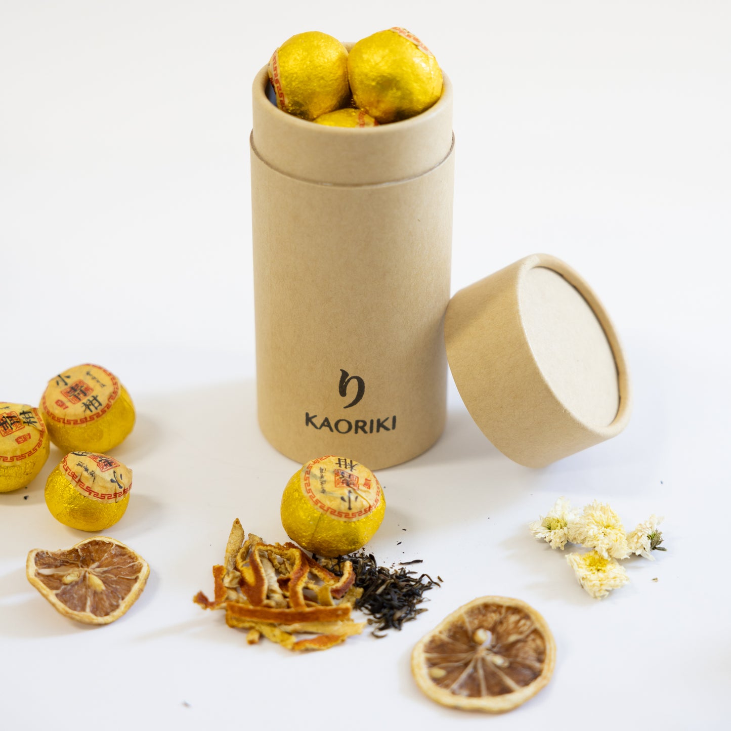 On the go gift box - wireless aroma diffuser 80 ml - Theine - glass drinking bottle 400 ml - 3 essential oils